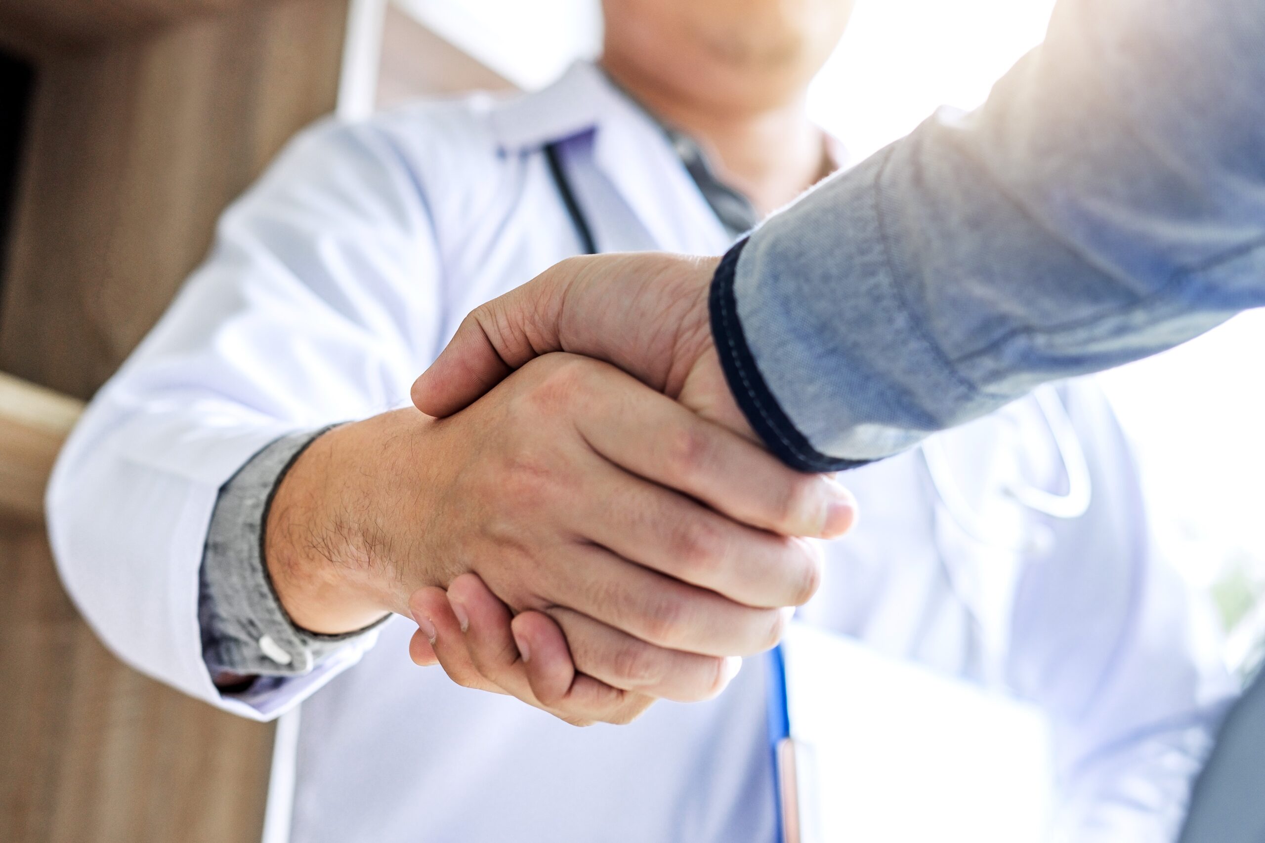 Politischer Besuch in der Hausarztpraxis zum Tag der Hausarztmedizin 2025